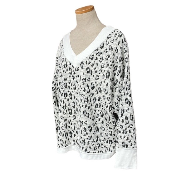 Vince Camuto Sweater Women’s X Large Grey White Leopard Print V-Neck Metallic - Picture 3 of 13